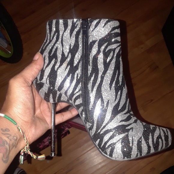 Shoe - Picture 3 of 6